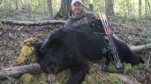 BB66 Mark Kayser with black bear shot on the ground with Mathews Z7 copyright Mark Kayser edit 181003 155541