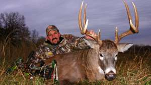 Hicks Plotting Late Season Bucks Feb12 BW Iowa buck E RT 181003 155030