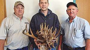 Kansas bowhunter world class Whitetail