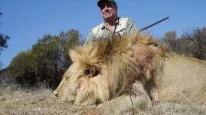 Africa lion hunting october lead 181004 084608