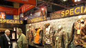 Shotshow crowd melo 700 181003 154918